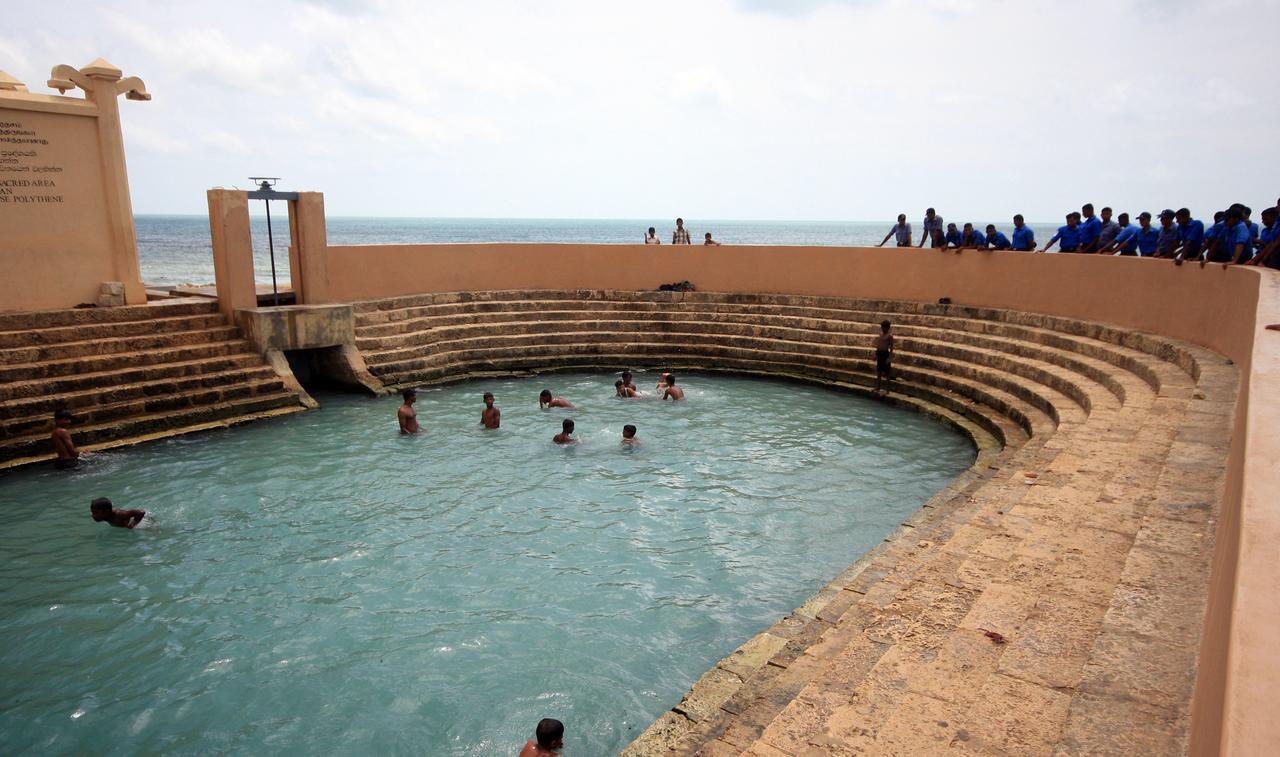 Sai Holiday Inn Jaffna Esterno foto
